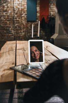 TLD-591 Brown-LED-80Lm-6000K-Dimmer-T+M Настольный светильник зеркало. 4W. Встроенный аккумулятор 3.7V-600mAh. Сенсорный выключатель. Диммер. Часы. Термометр. Коричневый. ТМ Uniel